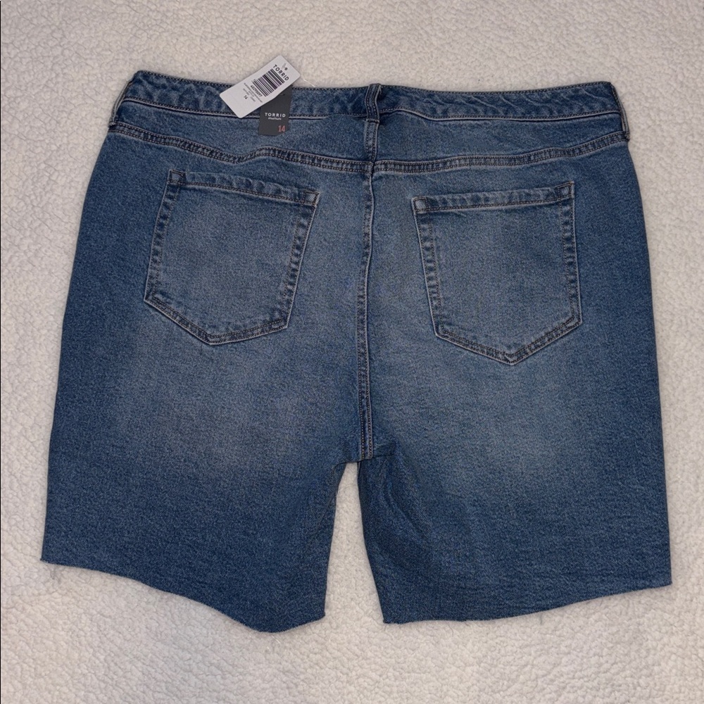 Torrid Relaxed Classic Denim Mid Rise Shorts Size 14 - Picture 2 of 5